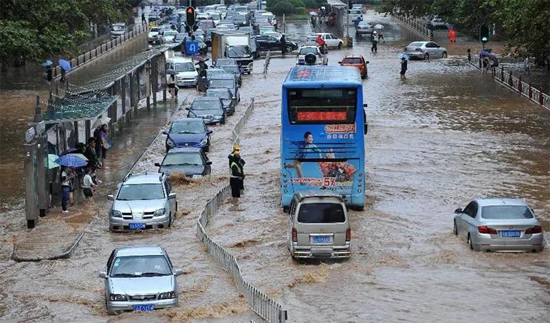 暴雨路灯